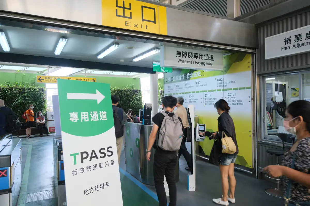 ▲考量桃園市、新竹縣市及苗栗縣地區生活圈密不可分，四縣市政府攜手推出「桃竹竹苗通勤定期票」，提出四種定期票方案，減輕通勤民眾交通支出。（圖／新竹縣政府提供）