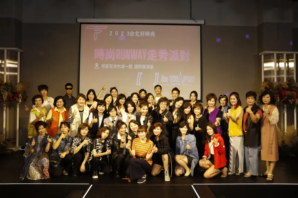 ▲台北好時尚RUNWAY走秀派對，禮客董事長時尚CEO溫筱鴻特別為37位素人模特兒精選台灣服裝設計師服裝造型，透過整體造型妝髮，讓消費者在禮客內湖1館5F國際展演廳獻出個人T台處女秀。（圖／品牌提供）