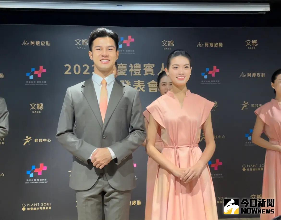 ▲銘傳大學禮賓大使團今年將在國慶參與接待工作，其服裝今首度亮相，粉色的基底加上多色調變化，大量應用台灣欒樹元素。（圖／記者林志怡攝，2023.10.02）