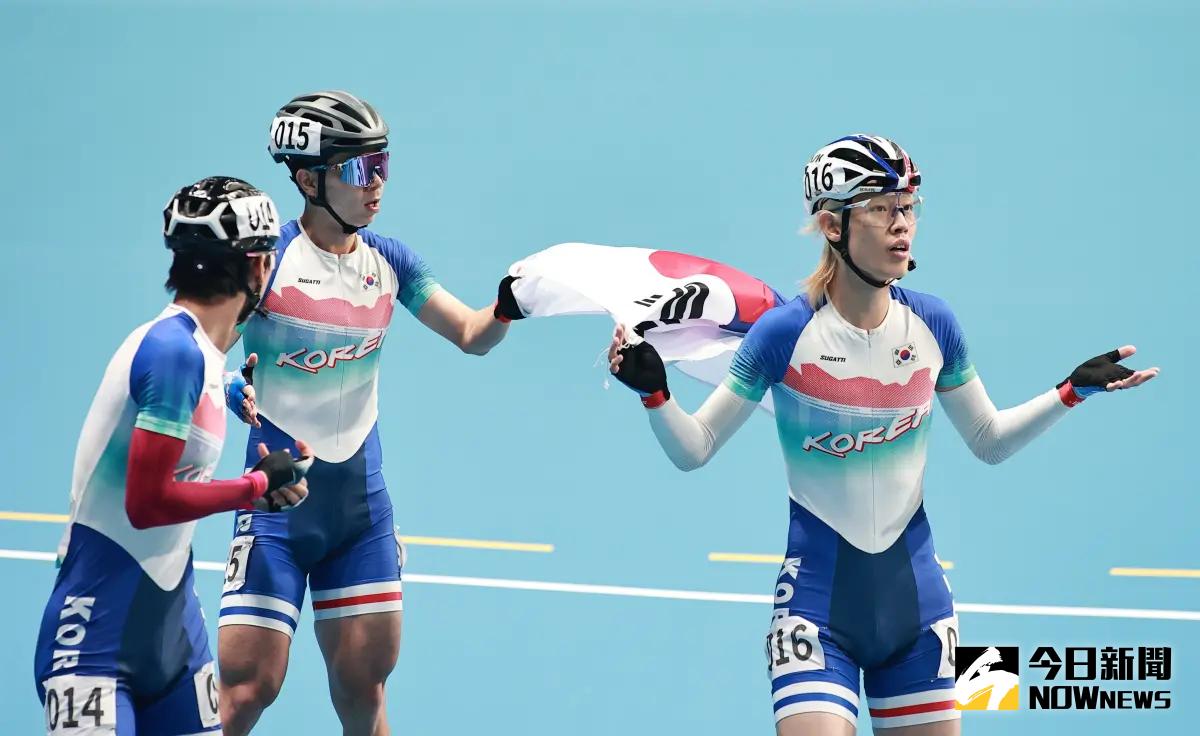 ▲杭州亞運男子速度輪滑場地賽3000公尺接力賽決賽，陳彥成、趙祖政、黃玉霖攜手逆轉韓國奪，讓韓國選手錯愕。（圖／特派記者葉政勳攝）