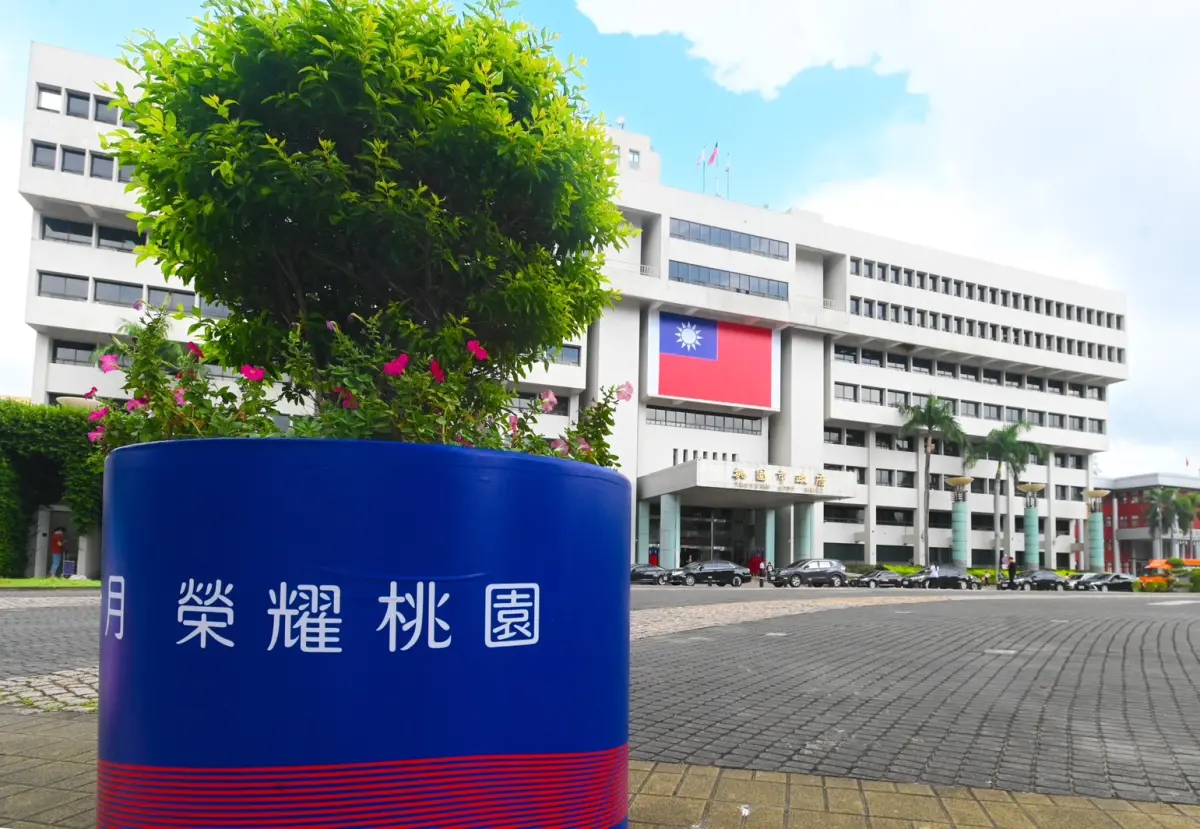 ▲桃園市府外牆掛起巨幅的中華民國國旗，將在國慶當天，於府前廣場舉辦3000人的升旗典禮。（圖／桃園市政府提供）