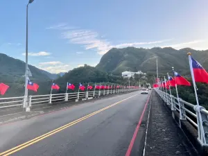 ▲市府在特定風景區，例如虎頭山公園、中正公園、北橫遊客中心、慈湖園區、小烏來、角板行館及拉拉山上等景點增掛國旗。（圖／桃園市政府提供）