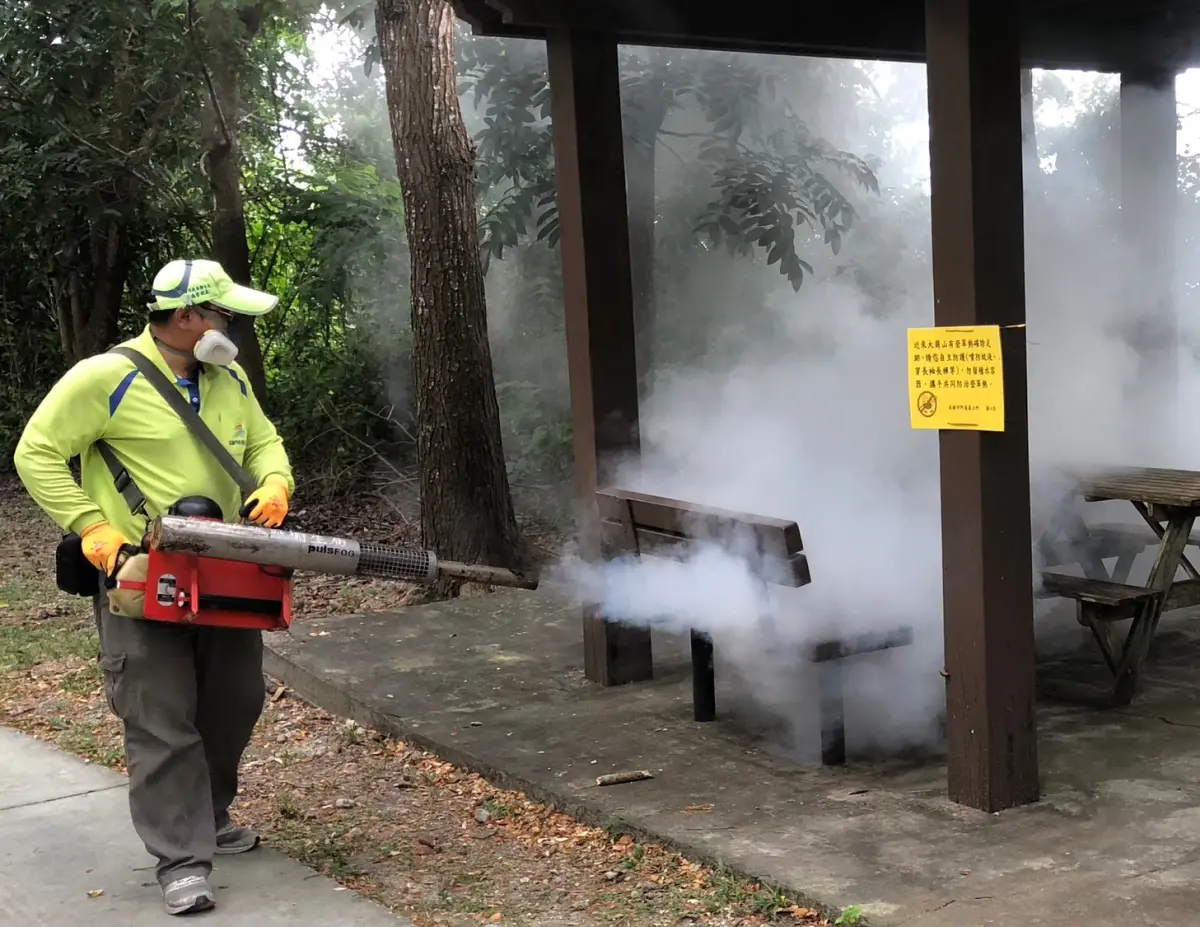 ▲防疫人員進行化學防治滅蚊。（圖／高雄市衛生局提供）
