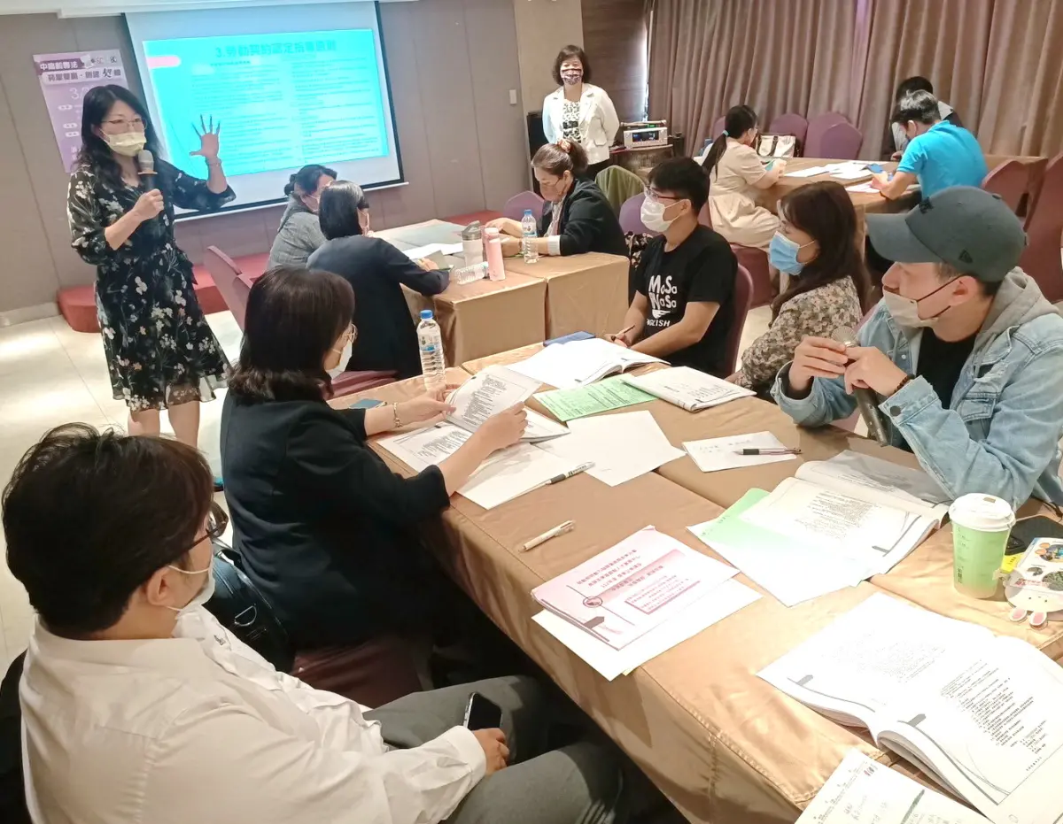 ▲勞動部勞動力發展署高屏澎東分署銀髮中心輔導企業研訂僱用高齡者聘僱契約。(圖／勞動部高屏澎東分署銀髮中心提供)