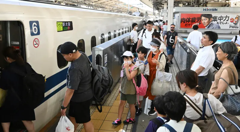 ▲往來東京至博多之間的新幹線「希望號」未來在大型連假期間將取消自由座。圖為盂蘭盆節假期時，人潮洶湧的月台。（圖／美聯社／達志影像）