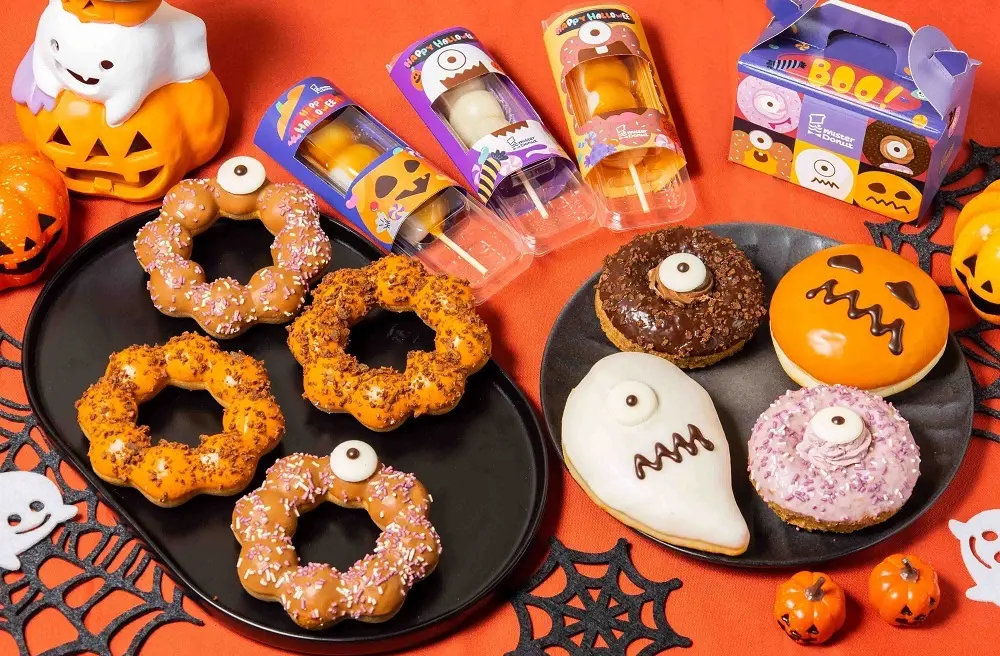 ▲Mister Donut推出6款萬聖節甜甜圈，藍莓優格幽靈、焦糖獨眼波堤及南瓜巧貝等搞怪登場！雙十國慶連假祭出「任選10個甜甜圈299元」優惠，及指定飲品可可伯爵鮮奶茶買一送一。（圖／Mister Donut提供）