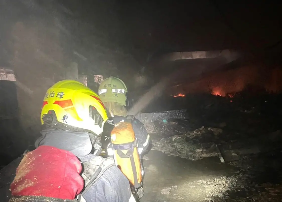 ▲ 屏東明揚國際工廠2日下午傳出復燃。（圖／翻攝畫面）