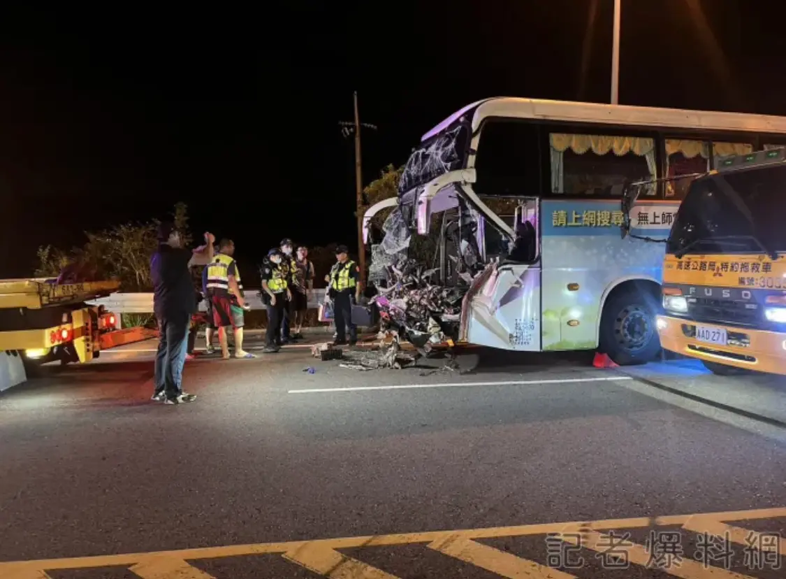 ▲國道三號2日晚間，一輛國光客運發生追撞事故。（圖／翻攝自記者爆料網）