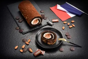 ▲亞尼克「榛果厚巧克力生乳捲」標榜法式甜點作法，號稱能吃到多層次堆疊、有如金莎層層堆疊的濃郁風味。（圖／亞尼克提供）