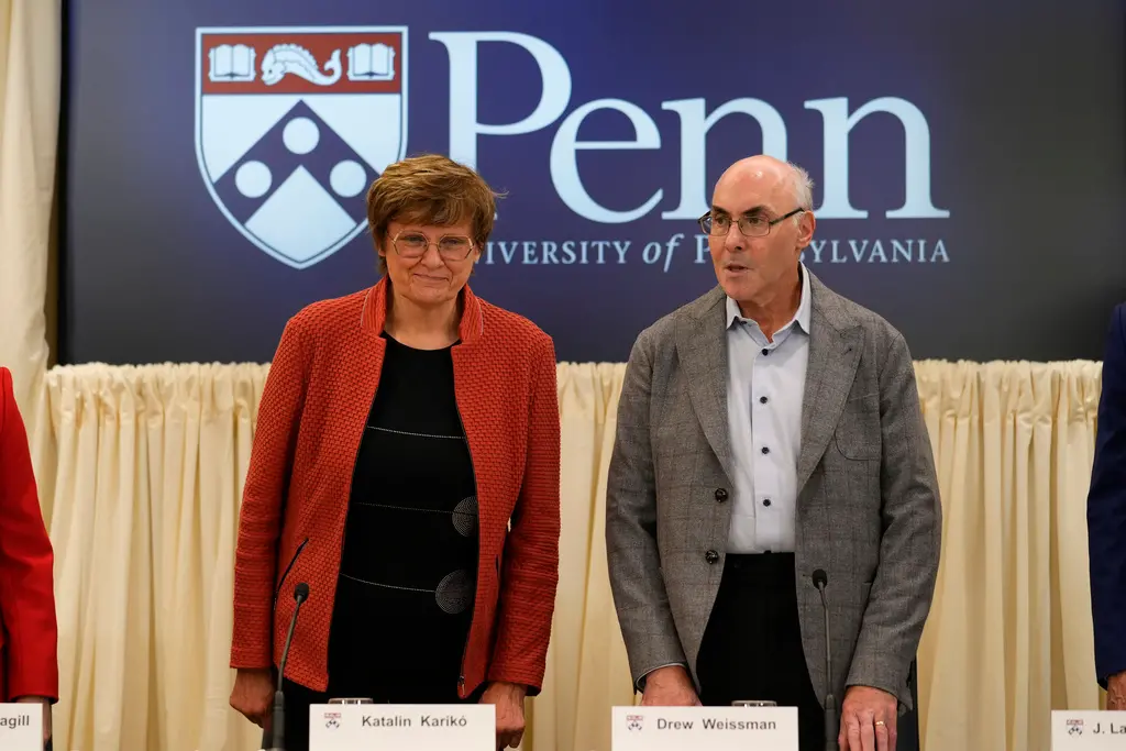 ▲2023年諾貝爾醫學獎2日揭曉，由匈牙利裔美籍生技科學家卡里科（Katalin Kariko）（左）及美國醫學家魏斯曼（Drew Weissman）（右）共享殊榮。兩人因發現關鍵的疫苗學觀念和方法，促成COVID-19 mRNA疫苗的開發，獲2023年諾貝爾醫學獎。（圖／美聯社／達志影像）