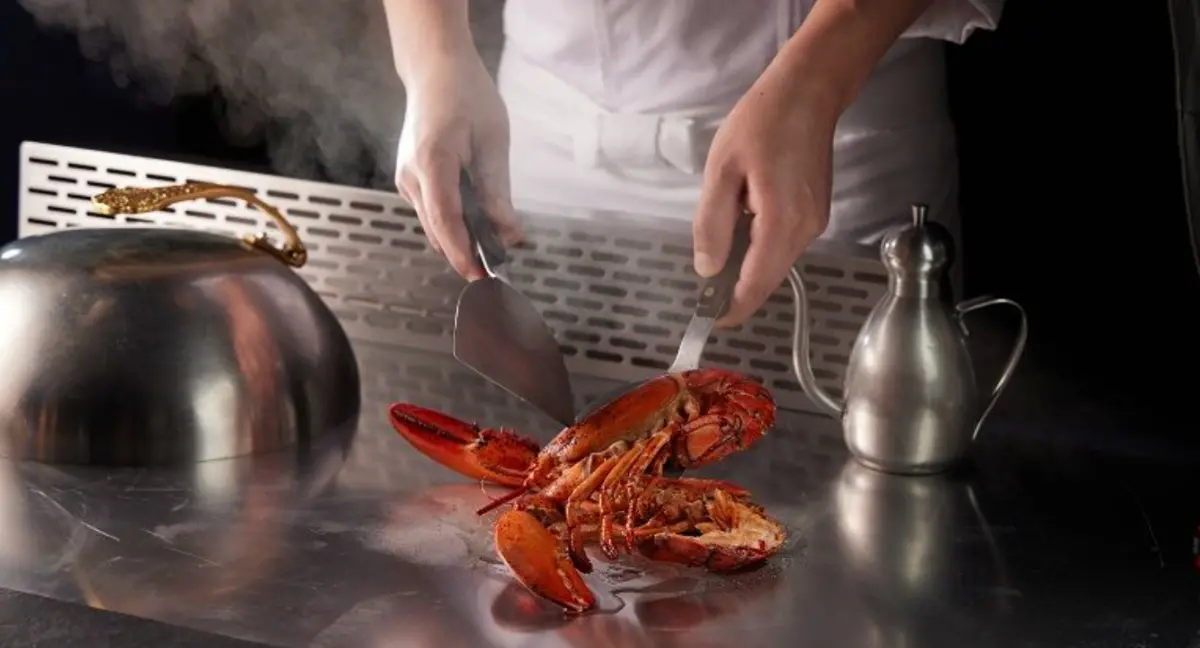 ▲夏慕尼鐵板燒請吃龍蝦了，即日起至11月30日，平日到店用餐只要秀出與同行者的合照，消費2客套餐，就贈送價值1200元的「波士頓龍蝦1隻」；多人同行還「龍蝦爽加倍」。（圖／王品集團提供）