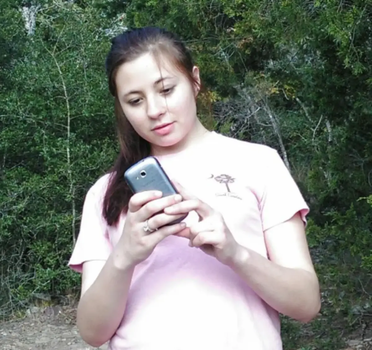 ▲美國1名有著3名年幼子女的單親媽媽海耶斯，近日在機場進行除草工作時，意外遭飛機撞上、頭部重創慘死。（圖／翻攝自紐約郵報）