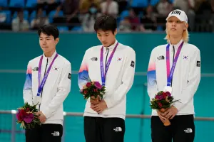 ▲南韓男子溜冰組合，因為選手鄭喆元大意以0.01秒輸掉丟金牌，頒獎時選手完全笑不出來。（圖/達志影像/美聯社）