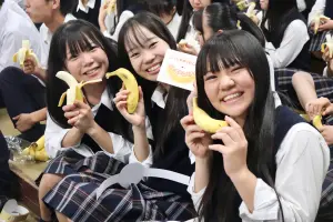 送旗山香蕉應援　「翡翠騎士」：好吃！愛台灣！高雄見！
