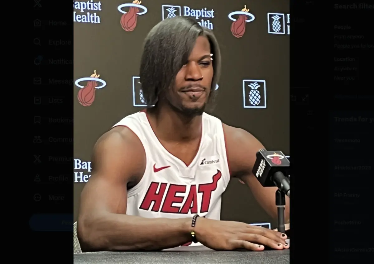 ▲邁阿密熱火「士官長」Jimmy Butler在媒體日以新造型現身，震驚全世界球迷。（圖取自X @TheDunkCentral）