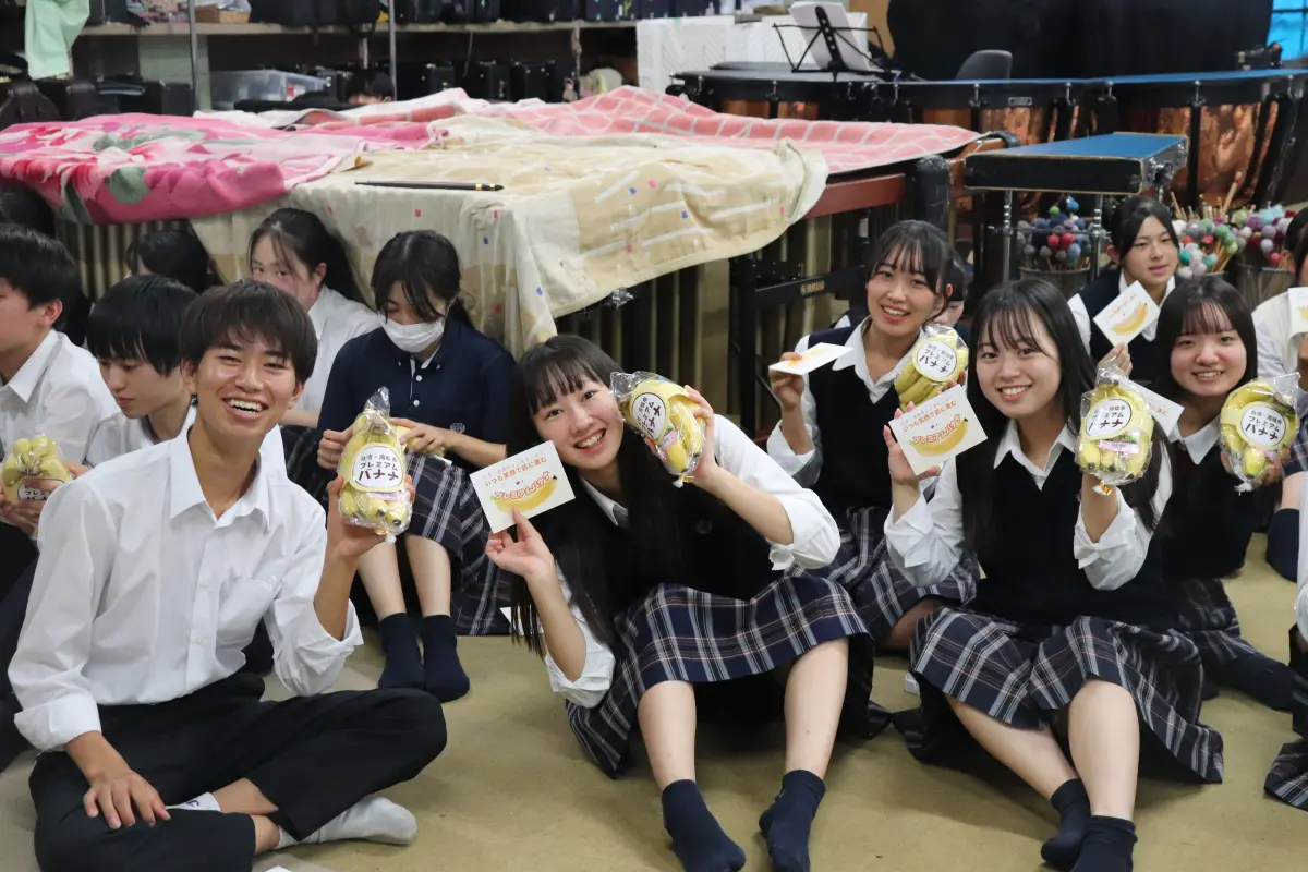 ▲翡翠騎士收到旗山香蕉及高市府準備的微笑香蕉友好卡片時，皆開心不已。（圖／高雄市政府提供）