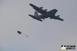 影／不畏「小犬颱風」將影響南部　空訓中心執行海上跳傘任務

