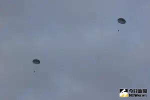 ▲空軍C-130運輸機搭載17名訓員從1250呎高空跳出。（圖／記者莊全成攝，2023.10.03）