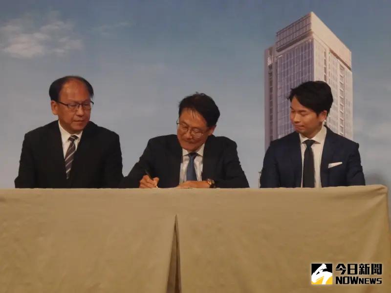 ▲新北環狀線捷運板新站聯合開發案簽約儀式,由副市長陳純敬(中)見證,雙方簽署合作開發。(圖 /記者吳嘉億攝,2023.10.03)
