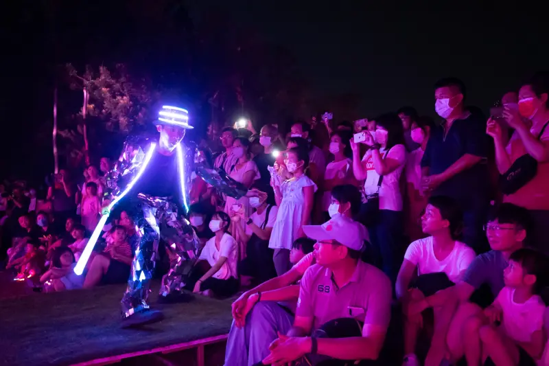 ▲10月10日前晚上6點30分、7點30分，在「交織」作品前，有2場次的Laser Man舞蹈秀、光影水鼓秀、LED特技馬戲等光影表演活動。（圖／嘉義市政府提供）