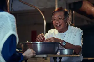 ▲今年75歲的資深演員梁修身,眼睛退化嚴重,患有黃斑部病變、白內障、青光眼,連讀劇本都有困難。(圖/《暗夜微光》劇照、客家電視提供) ▲今年75歲的資深演員梁修身,眼睛退化嚴重,患有黃斑部病變、白內障、青光眼,連讀劇本都有困難。(圖/《暗夜微光》劇照、客家電視提供)