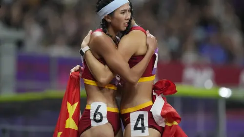 中國選手抱成「64」照片「被消失」　矢板明夫：文字獄升至新高度
