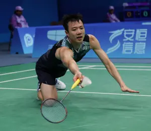 ▲王子維在亞運男單首輪以0：2不敵世界排名第2、大會頭號種子Anthony Sinisuka Ginting。奧會提供