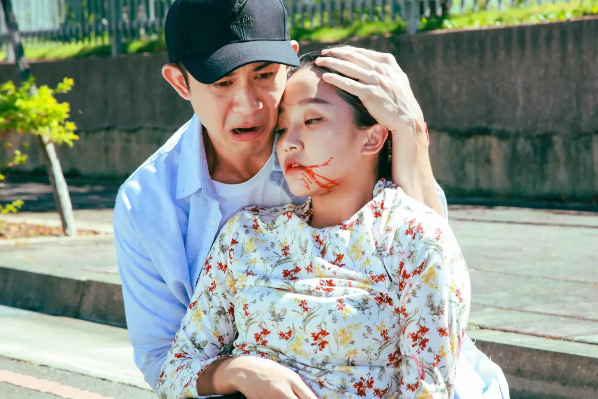 ▲賴慧如（右）在《市井豪門》被車撞飛領便當，逆子曾子益爆哭懺悔。（圖／民視提供）