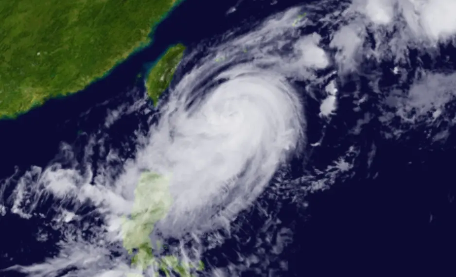 ▲小犬颱風預估路徑將會在台東南端至恆春一帶登陸，颱風結構可能較不會受到破壞，且環流抵達中央山脈後，雨勢將會被阻擋在花東一帶。（圖／翻攝中央氣象署官網）