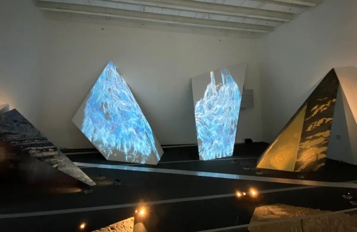 ▲主展區的新北市美術館，有以「自然Ｏ」為主軸，展現出新北市被山、海、環繞的地理環境多樣性，帶給參觀民眾一場視覺震撼。（圖／新北市文化局）