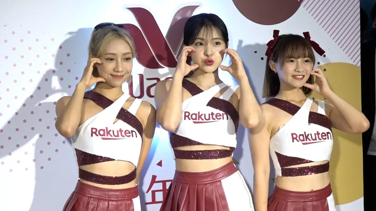 ▲「樂天啦啦隊女孩」女神李多慧（中）和十元（右）、卉妮一同出席內衣品牌活動，被問亞運棒球中華勝南韓，2邊都不得罪。（圖／記者朱永強攝）