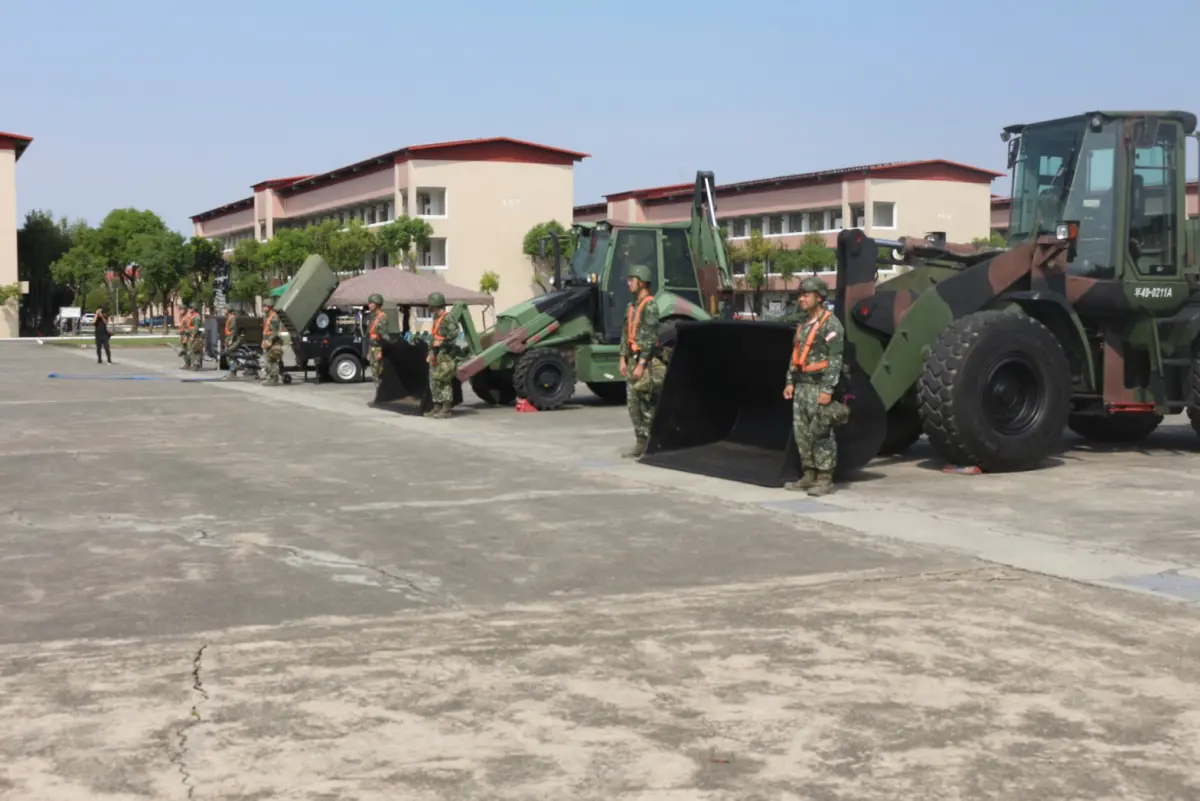 ▲因應中度颱風「小犬」陸上颱風警報，國軍第四作戰區，總計編組1076員官兵及123員情蒐官，並完成3.5T載重車、抽水機、AAV-7及膠舟等裝備6類73輛等各型車機具檢整待命支援。（圖／國軍第四作戰區提供）