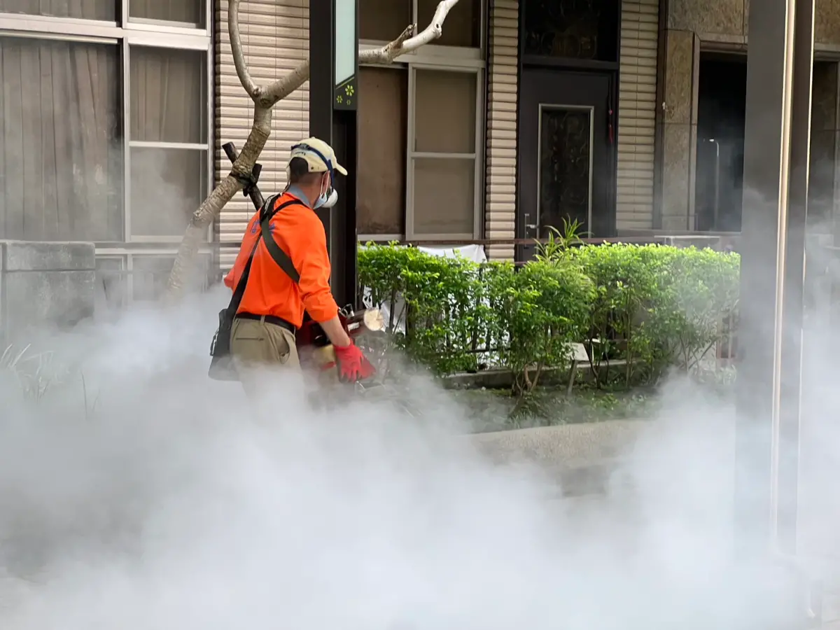 ▲化學防治可減少環境中病媒蚊數量避免疫情擴散。（圖 ／新北市政府衛生局提供）