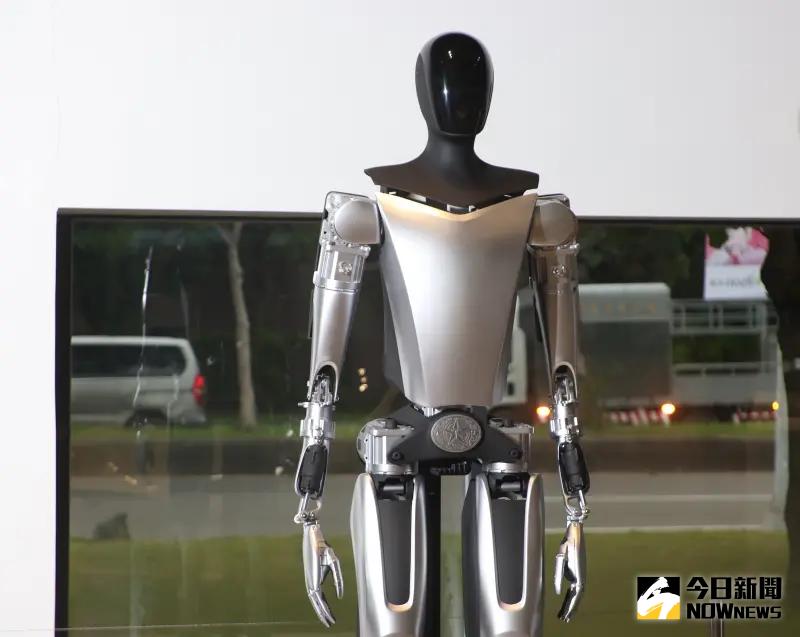 直擊／Tesla Bot來台灣了！65萬元Optimus可做瑜珈　腰藏囂張暗語