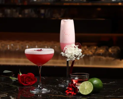 ▲WA-RA日式主題酒吧同步響應粉紅主題，以「釋放自我」概念設計 (圖左起) 「粉美快跑Pink Rum」和「綻放 Pink WaRamos Gin fizz」兩款創意特調。（圖／高雄洲際酒店提供）