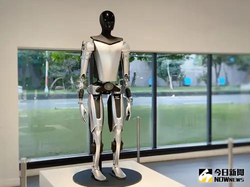▲Tesla Bot（又稱Optimus）機器人首次來台展出，今起在台北內湖，明起同步進駐台中、台南與高雄展間。《NOWnews今日新聞》現場觀察，發現Tesla Bot（又稱Optimus）腰間銘牌暗藏「Don't Mess with Tesla.（別惹特斯拉）」密語。（圖／記者陳明中攝）