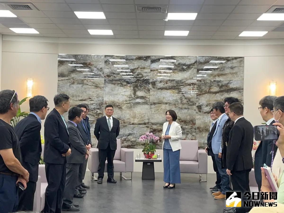 ▲牙醫師公會全國聯合會理事長江錫仁，率各縣市牙醫公會拜會縣長周春米。（圖／記者莊全成攝，2023.10.03）