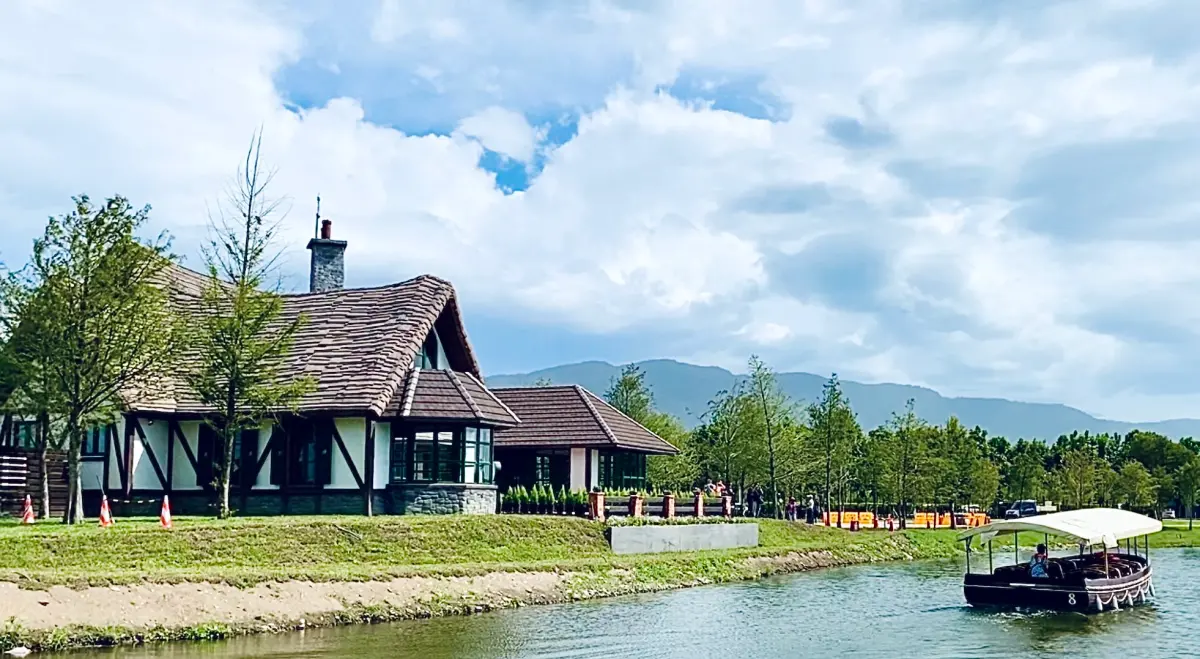 ▲開箱全台第一間「童話星巴克」，座落於花蓮壽豐鄉理想大地渡假飯店旁，在藍天白雲襯托的花東縱谷間，搭船遊湖盡賞落羽松美景，8大必拍亮點全曝光，記下營業時間就出發。（圖／記者蕭涵云攝）