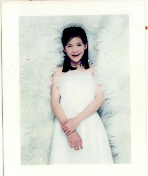 ▲戴湘儀國小時拍的婚紗攝影，她回憶說，應該是從小到大留的最長的頭髮。（圖／戴湘儀提供）