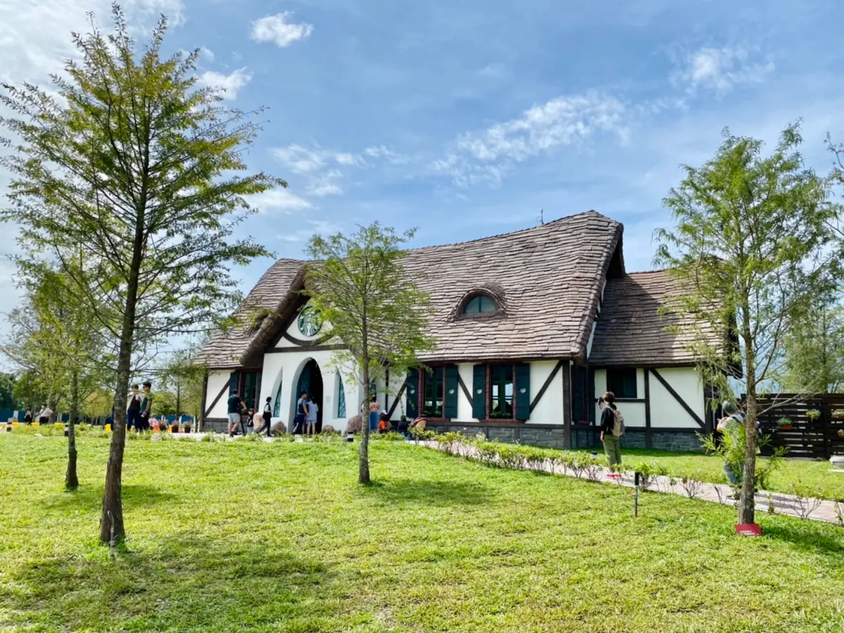 ▲雙十國慶連假朝聖星巴克特色門市！最新開幕的花蓮理想門市「童話木屋」最夢幻，搭船邊喝咖啡、遊湖賞落羽松；還有「柚子」造型的台南麻豆門市、或到宜蘭頭城門市登上「遊艇」吧。（圖／記者蕭涵云攝）