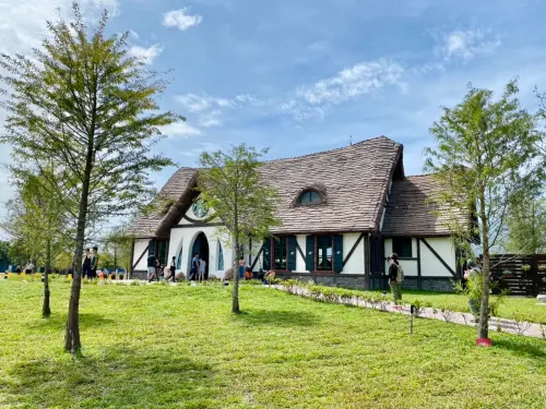 ▲全台第一間「童話星巴克」，座落於花蓮壽豐鄉理想大地渡假飯店旁，被落羽松林包圍。（圖／記者蕭涵云攝）