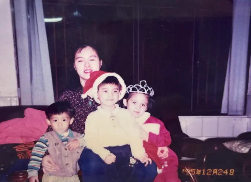 ▲戴湘儀（右）和弟弟們的年紀相當，從小玩在一起，坦承個性比較像小男生。（圖／戴湘儀提供）