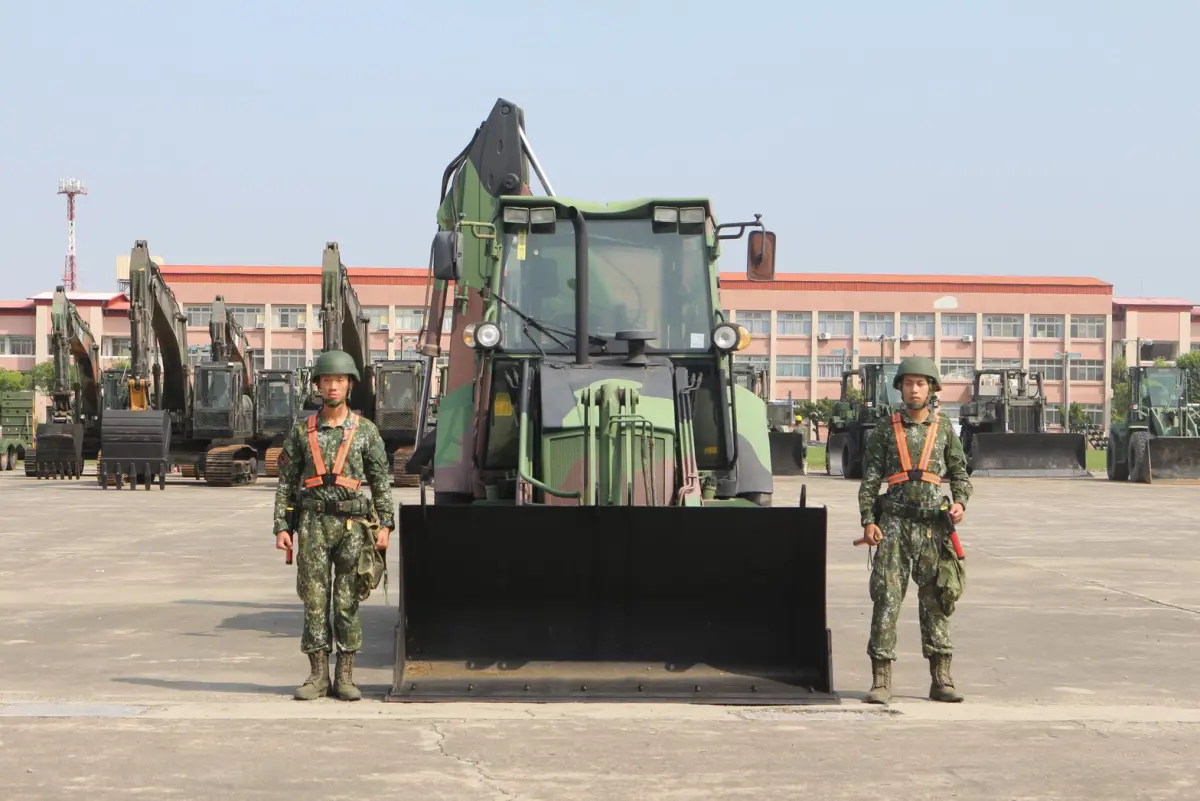 ▲因應小犬颱風侵台，第四作戰區54工兵群於司令台陳列救災車輛及機具，並實施檢整，確保機具妥善狀況。（圖／第四作戰區提供）