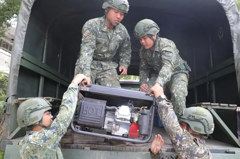 ▲小犬颱風來襲,43砲指部實施救災車輛及災防機具檢整,確保狀況正常。(圖/第四作戰區提供)