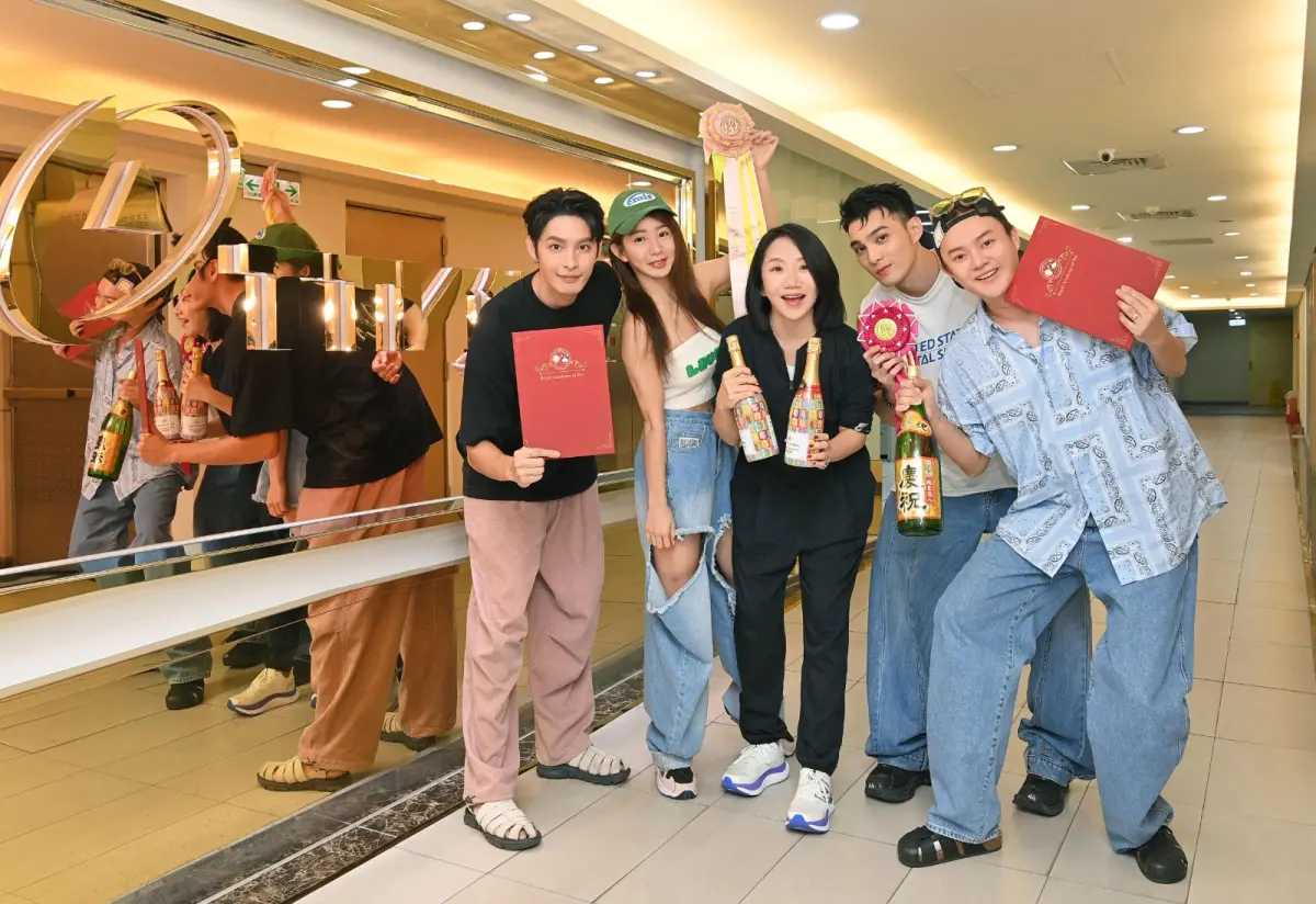 ▲陶晶瑩（中）相約許富凱（右起）、黃偉晉、郭書瑤、曹佑寧回台視向製作單位道謝。（圖／台視提供）