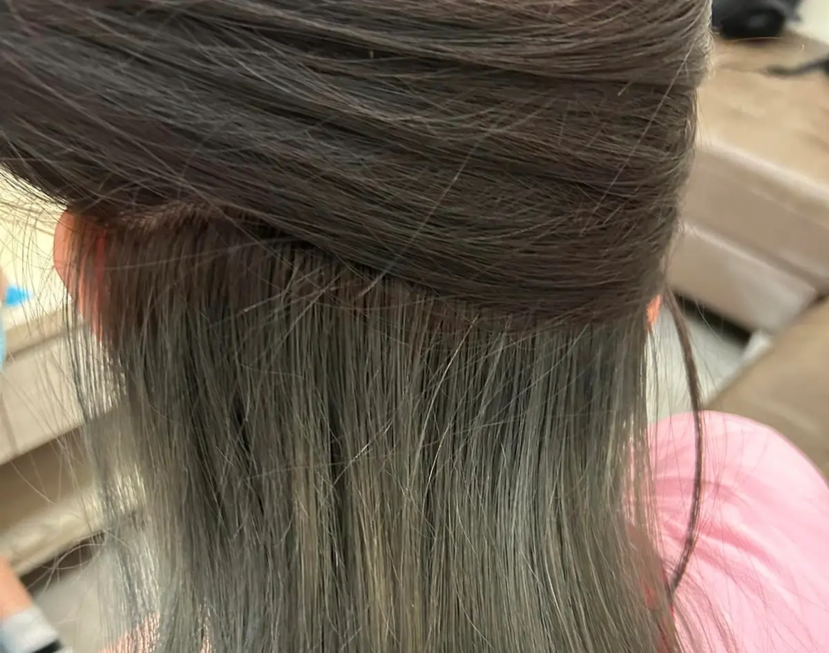▲有家長控訴，讀國中的女兒中秋節返鄉，期間前往雲林虎尾一間髮廊做染漂髮，沒想到卻被收取9800元，起初更被嚇到不敢與家人說價格。（圖／《爆怨公社》）