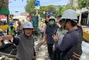 ▲捷運局邀集嘉義大學森林暨自然資源學系教授詹明勳現勘雨豆樹加固保護措施。（圖／高市府捷運局提供）