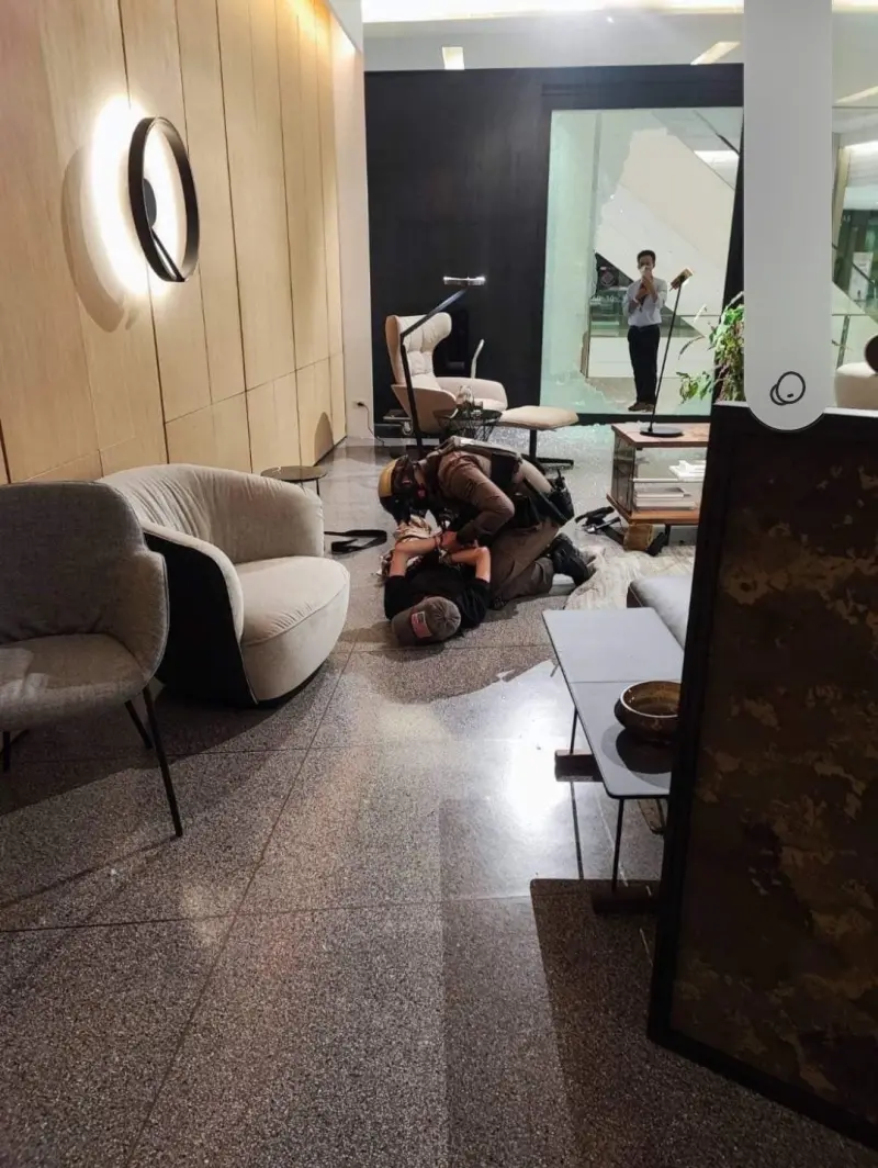 ▲疑似是14歲槍手的少年被泰國警方壓制。(圖/翻攝自社群媒體X)