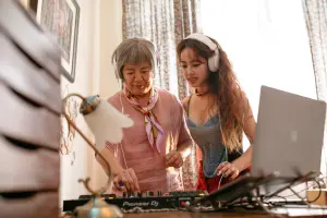 ▲蔡依林（右）在〈親愛的對象〉MV飾演「毛嬤」王滿嬌的DJ老師。（圖／金盞花大影業提供）