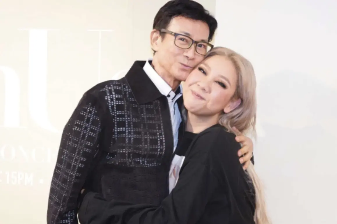 ▲鄭少秋（左）歷經長女輕生備受打擊，和沈殿霞的愛女鄭欣宜也莫名消失半年。（圖／翻攝微博）